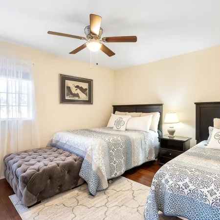 Beautiful sunset Lakehouse with with amazing views and heated pool and jacuzzi !