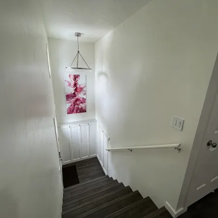 Quiet and modern 2 bed 1 bath apartment with changing sand table โรงแรมในโลแกน