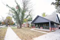The Campus Cottage on Elm is the ideal University of Oklahoma gameday residence