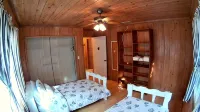 Nice Wooden House, a few steps from the beach - sleeps 6 - Strategic location - WiFi