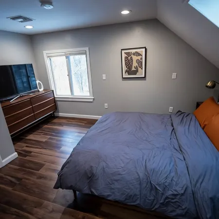 Cozy Loft steps from VT Downtown Отели в г. Беннингтон