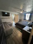 Newley built modern home. Close to lakes and down town food and restaurants. - 3 tähden