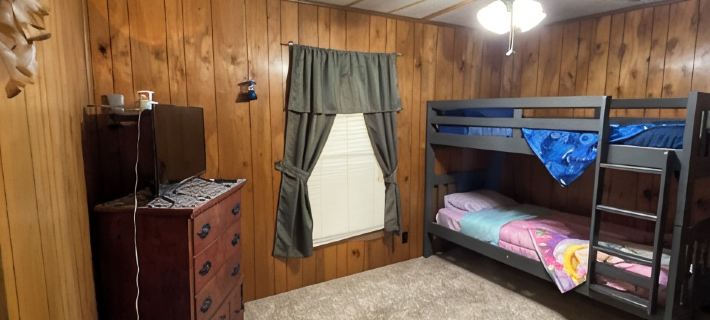 Quiet cabin in the woods w/ access to pools, river, & lakes in gated community!! Hotels in Delaware County