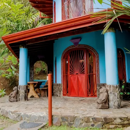 Family Friendly Waterfall Home with pool & Wi-Fi / 7p