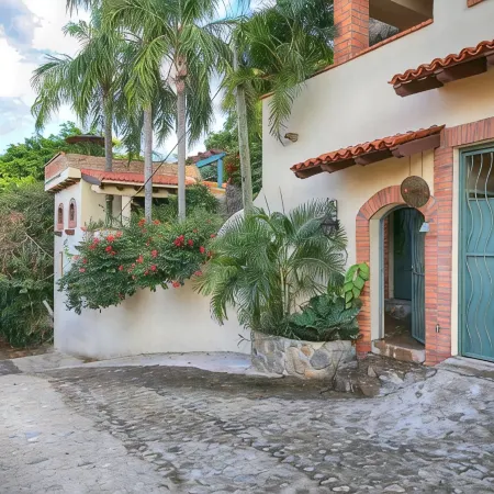 Large 1&2/BD Private Villas, Ocean Views, Lovely Pool, Ideal Location