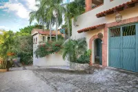 Large 1&2/BD Private Villas, Ocean Views, Lovely Pool, Ideal Location