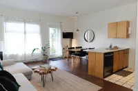 Goodview Suite - licensed waterfront studio with a fireplace and patio - Boutique