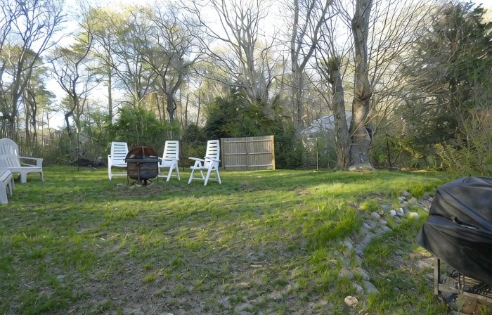 Cape Cod Cottage, Short Walk to Wequaquet Lake Private Beach and Cranberry Bogs