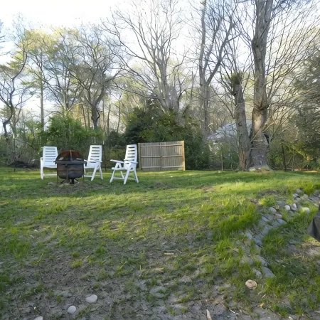 Cape Cod Cottage, Short Walk to Wequaquet Lake Private Beach and Cranberry Bogs