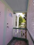 Tropical Blossom Apt. with washer, T.V, a/c,wi-fi - Homestays