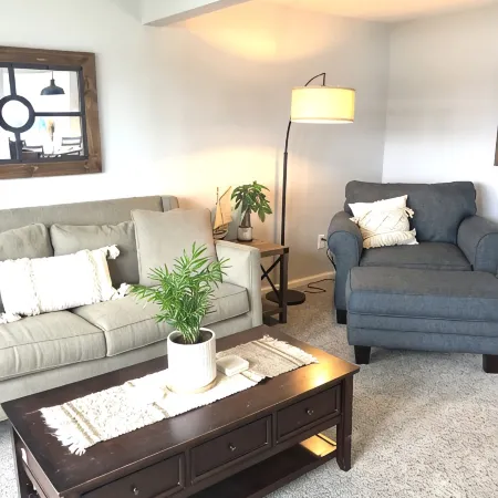 Cozy lakeside cottage near Downtown