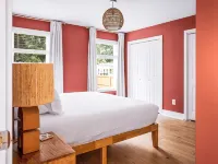 7 Min to Beach, Huge Yard, Fire Pit, BBQ, Beach Gear & Cornhole, by A Haven Away Hotels in Colonial Beach