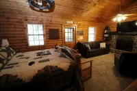 Log Cabin  Pool, Wooded, Secluded,Jacuzzi, WiFi, Nature Trails,1 Mile from Sdc - Chalets