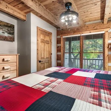 Cabin-King Master, 2 Bath, Private Loft w/ Queen & Twin,  Hot Tub, Flat Driveway
