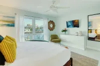 Waterfront Mid-Century Chic #4 Clearwater Beach . - Condos