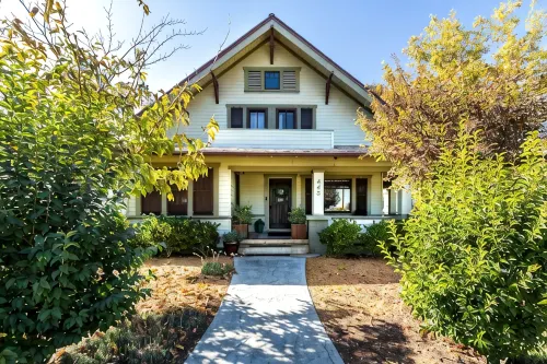 5th & Vine, Classic Craftsman with Modern Flair! - Parvekkeita