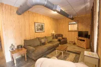 Southern Comfort Cabin- minutes from the river and the lake! - 2-Star