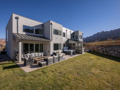 Beautiful New 4 Bedroom Home with views Minutes from Arches