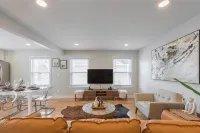 Sunny Downtown 2BR w/ Parking - 4성급