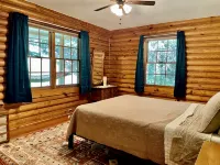 Relax in Nature's Beauty: Private Log Cabin w/ Two Spacious, Open Living Areas - balcon