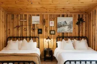 "The Lantern" Woodsy Cabin Experience w/ HotTub - Feriehus