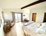 BEACH FRONT Property, 2 King Beds, Pool table, Completely Remodeled Interior! - WiFi