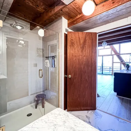 FLAT, Lakefront chalet; Hottub, Playground, Firepit, Wifi, and more!