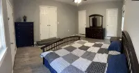 Spacious 4 bedroom cottage near Current River - Wi-Fi