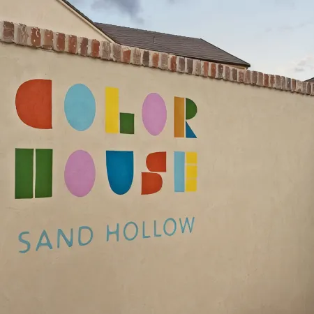 Color House · Pool+Slide · Every Bedroom Ensuite · Chef's Kitchen · Sand Hollow