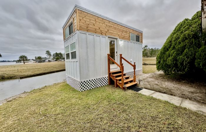 Lake Life Tiny House located on top of the water - Pool - 3 Kayaks - Beautiful!