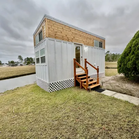 Lake Life Tiny House located on top of the water - Pool - 3 Kayaks - Beautiful!