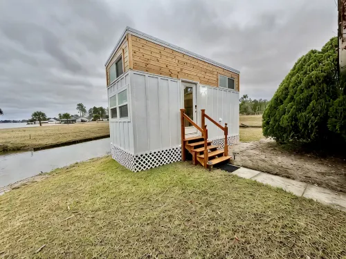 Lake Life Tiny House located on top of the water - Pool - 3 Kayaks - Beautiful! - Pools