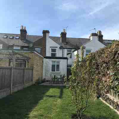 Two minutes from beach. Cosy pet-friendly cottage in cool location with garden. Hotel Exterior