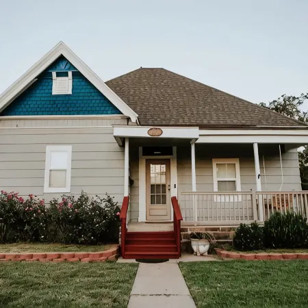 Cool, Trendy house in Dodge City! The Painted Cow