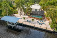 Rivers Edge Oasis, Our Secluded Paradise-Sleep 21+ "NEW LISTING" - Homestays