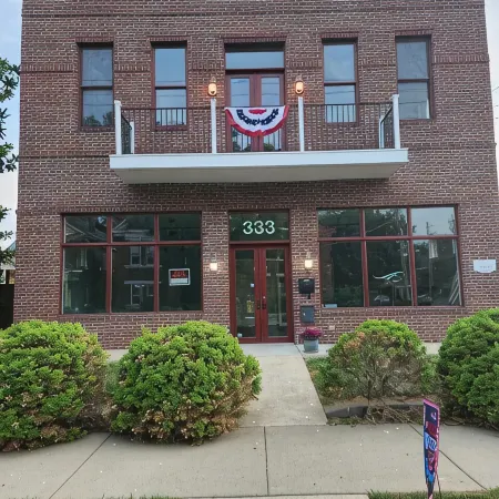 DOWNTOWN 2ND FLOOR LUXURIOUS CONDO 3 BLOCKS OFF BROADWAY IN A QUIET NEIGHBORHOOD
