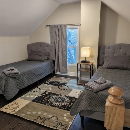 Bright and Spacious 5 BR Home Close to downtown. Pet-Friendly!