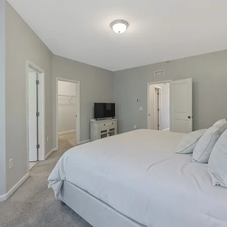 Where Relaxation Meets Home, KING Suite Retreat, 14 MINS to RDU Airport, POOL