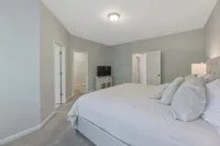 Where Relaxation Meets Home, KING Suite Retreat, 14 MINS to RDU Airport, POOL - 3 stjerner