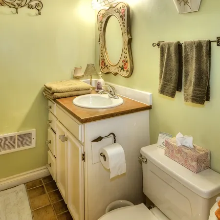 Stunning Beach Suite, great mountain & water views, near downtown Winslow, Cozy.