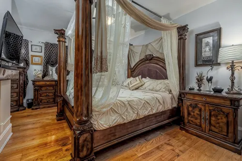 Majestic & Relaxing Home w/ 3 Beds Pool Table Bar! Sleeps 8 - Homestays