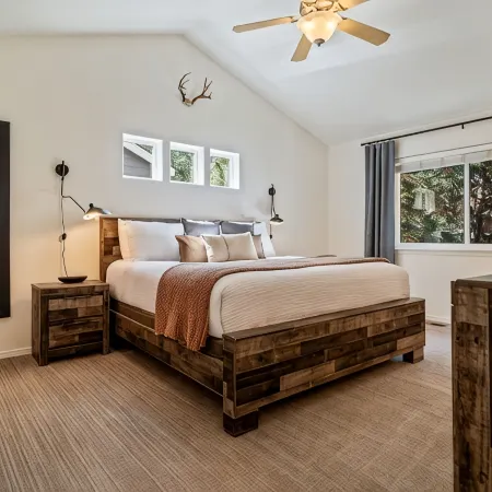Mt. Bachelor Retreat! Hot tub, game room, family suite - great for large groups!