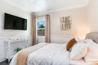 *Family Getaways* Charming Pool Home by Downtown - Bintang 3