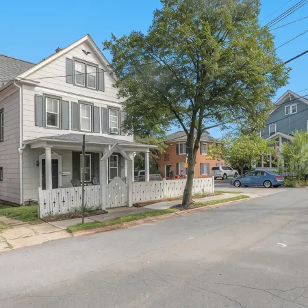 Corner House - Cozy Five Star 2 Bedroom Suite. Downtown and Stadium. Parking!