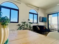 Apartment with mountain view, private balcony and access to beach front terrace. - Homestays