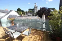 Private decking area & Central location  within 5 min walk of town. - 4-Star