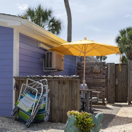 Nautical-themed Studio less than a block to sea, sun and fun!