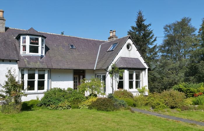 Fabulous house with sun-doors and patio - Large mature garden. Mountain views.