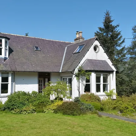 Fabulous house with sun-doors and patio - Large mature garden. Mountain views.