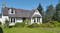 Fabulous house with sun-doors and patio - Large mature garden. Mountain views. - 4 stelle